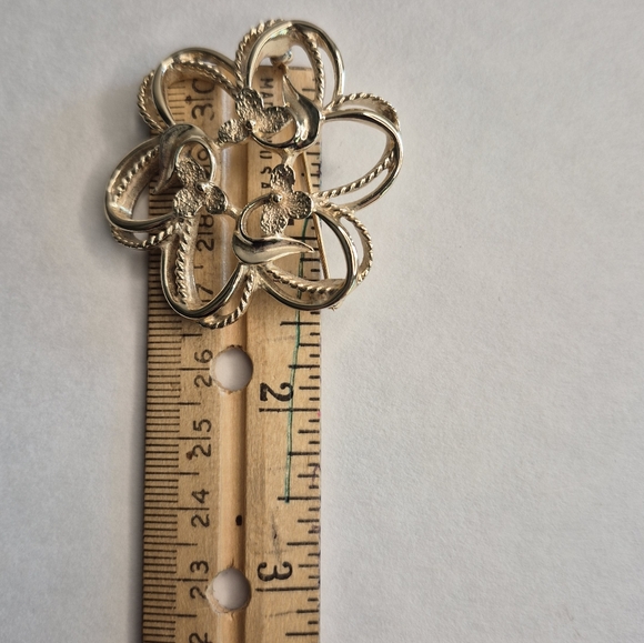 Retro pin, brooch.  Gold tone swirl. Vintage about 1974-75. - Picture 4 of 8